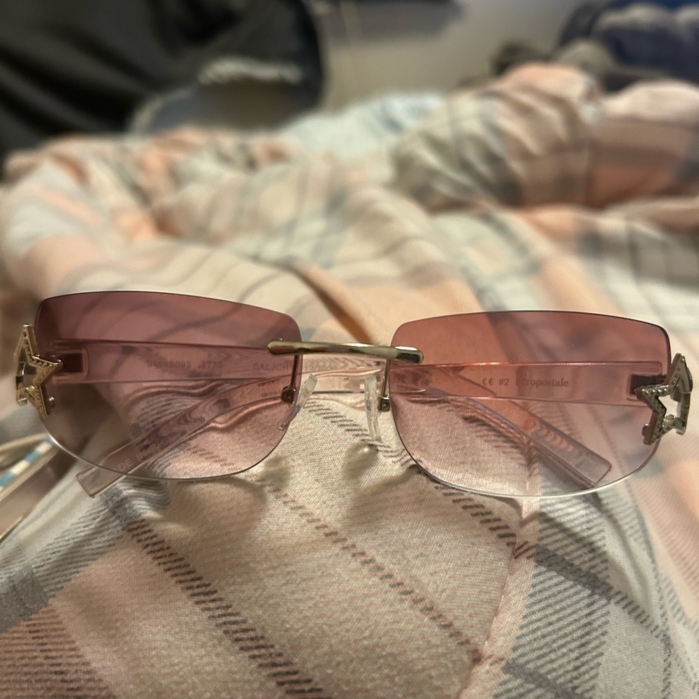 Rimless Pink Gradient Sunglasses with Metallic Accents
